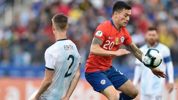 Chile&#039;s Charles Aranguiz (R) takes the ball past Argentina&#039;s Juan Foyth during their Copa America football tournament third-place match at the Corinthians Arena in Sao Paulo, Brazil, on July 6, 2019. (Photo by Douglas MAGNO / AFP)