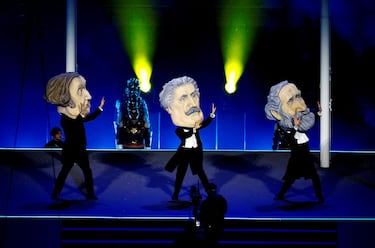 'Cabezudos' de los grandes maestros de la ópera italiana, Giuseppe Verdi, Giacomo Puccini y Gioachino Rossini bailando a ritmo de del 'Vamos a la playa'.