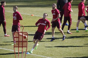 Diego Godin trains prior to the Barcelona game.