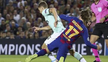 Griezmann intentando robar el balón al jugador del Inter.