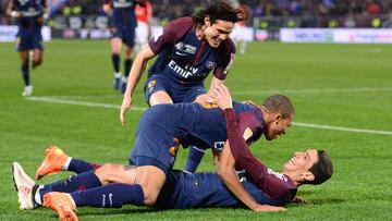 Paris Saint-Germain&#039;s Argentinian forward Angel Di Maria (R) celebrates scoring his team&#039;s second goal with teammates French forward Kylian MbappxE9 (C) and Paris Saint-Germain&#039;s Uruguayan forward Edinson Cavani (TOP) during the French Leag