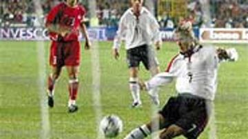 <b>FALLO Y BRONCA</B>. Beckham erró el penalti y después le provocaron y se burlaron de él Alpay y Bulent. El jugador madridista prefirió no entrar en el juego de las provocaciones.