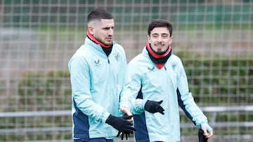 Oihan Sancet (i) durante el entrenamiento con el que el Athletic de Bilbao ha preparado este viernes el partido del domingo frente al Real Oviedo.