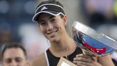 La tenista espa&ntilde;ola Garbi&ntilde;e Muguruza posa con el trofeo tras vencer a la h&uacute;ngara Timea Babos en la final del Abierto de Tenis de Monterrey.