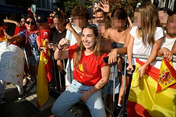 La futbolista Cata Coll posa con las fans durante la recepción en la isla.