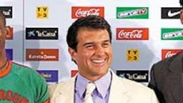 <b>ETOO POR ROBINHO. </b>Laporta prefirió avanzar el fichaje de Etoo y pelear con el Madrid antes que centrarse en Robinho.