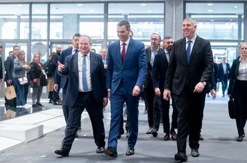 El ministro de Industria y Turismo, Jordi Hereu (1i), y el presidente del Gobierno, Pedro Sánchez (c), conversan a su llegada a la tercera jornada de la 44ª edición de la Feria Internacional de Turismo, Fitur 2024, en IFEMA Madrid, a 26 de Enero de 2024, en Madrid (España). Fitur es la primera cita anual para los profesionales del turismo mundial y la feria líder para los mercados receptores y emisores de Iberoamérica. La edición de 2024 cuenta con Ecuador como país socio y la presencia de la oferta turística de más de 130 países. Se trata de un encuentro que se desarrolla durante cinco jornadas (del 24 al 28 de enero) y acoge en un mismo espacio tanto a profesionales del sector del turismo como a interesados en las últimas tendencias del sector, así como al público general interesado en conocer los destinos ofertados. La edición de este año está protagonizada por la sostenibilidad y la responsabilidad ambiental.
26 ENERO 2024;MADRID;FITUR;PEDRO SANCHEZ;TERCERA JORNADA;2024
Alberto Ortega / Europa Press
26/01/2024