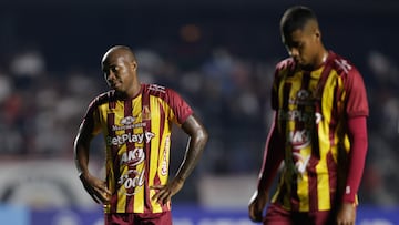 AME5271. SAO PAULO (BRASIL), 08/06/2023.- Junior Hernández (i) de Tolima se lamenta hoy, en un partido de fase de grupos de la Copa Sudamericana entre Sao Paulo y Deportes Tolima, en el estadio Morumbi, en Sao Paulo (Brasil). EFE/ Isaac Fontana