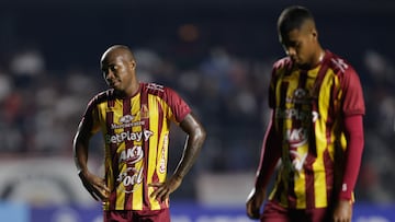 AME5271. SAO PAULO (BRASIL), 08/06/2023.- Junior Hernández (i) de Tolima se lamenta hoy, en un partido de fase de grupos de la Copa Sudamericana entre Sao Paulo y Deportes Tolima, en el estadio Morumbi, en Sao Paulo (Brasil). EFE/ Isaac Fontana
