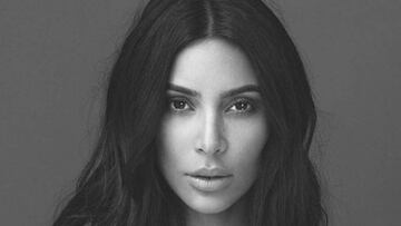 Kim Kardashian posando en una foto en blanco y negro.