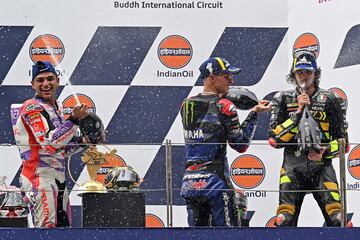 Marco Bezzecchi, Jorge Martín y Fabio Quartararo celebran en el podio sus primeros puestos en la carrera del GP de India.