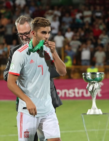 Ferrán Torres besa la medalla que le acredita como campeón de Europa Sub-19.