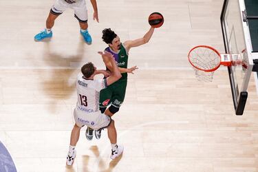 El Unicaja sigue con su gran racha ante el correoso Obradoiro