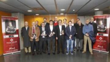 Carmelo Cabrera, en el centrocon traje negro, junto al autor del libro, amigos y excompa&ntilde;eros.