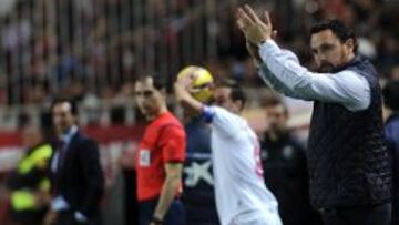 Sergio Gonzalez, técnico del Espanyol aplaudiendo a sus jugadores.