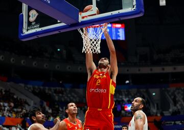 Santiago Aldama machacando el aro en el Indonesia Arena.