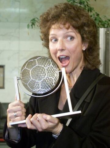 Michelle Akers exfutbolista estadounidense, ganó la Copa Mundial Femenina de Fútbol de 1999. En su palmarés cuenta con la Bota de Oro en 1991, y una medalla de oro en los Juegos Olímpicos de atlanta 1996. En 2002, fue nombrada "Mejor Jugadora Femenina del siglo" por la FIFA.