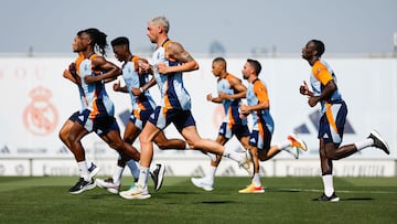 Fede Valverde y el resto de compañeros en la nueva sesión de entrenamiento con el Real Madrid.