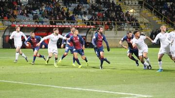 La Cultural Leonesa remonta al Huesca en un final el¨¦ctrico