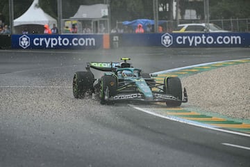 En la vuelta 33, Fernando Alonso toc grava y perdi el control de su Aston Martin. 