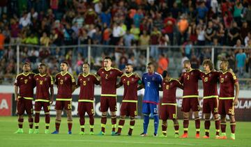 Su bandera esta formada de rojo, azul y amarillo y con estrellas de color blanco. Su selección es conocida como La vinotinto.