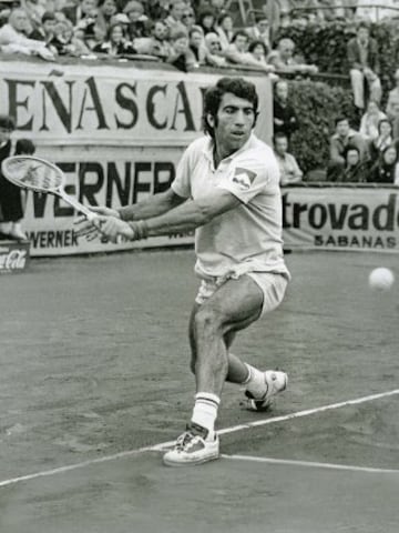 Español de muchos éxitos en los '70 y '80. Ganó el US Open en el '75 y fue finalista en Roland Garros (74'). Fue dos del planeta con 33 títulos en su carrera.