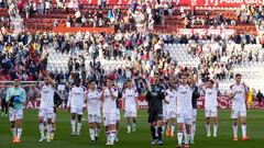 Los jugadores del Albacete saludan a la afición, tras el partido ante el Granada.