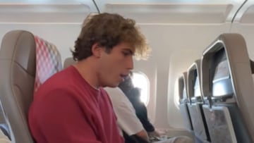 Se pone a cantar, bajito, en el avi¨®n pero un pasajero lo escucha y le manda este mensaje