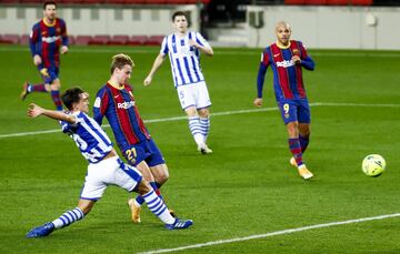 2-1. Frenkie De Jong marcó el segundo tanto que posteriormente fue revisado y concedido por el VAR.