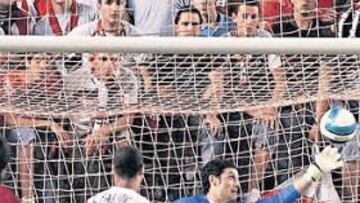 <b>ESTIRADA. </b>Las intervenciones de Palop salvaron al Sevilla en los momentos más complicados. Sus manos fueron una bendición.