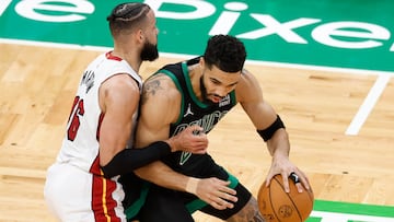 Boston (United States), 01/05/2024.- Boston Celtics forward Jayson Tatum (R) keeps the ball away from Miami Heat forward Caleb Martin (L) during the first half of the Eastern Conference first round game five between the Boston Celtics and the Miami Heat in Boston, Massachusetts, USA, 01 May 2024. The Boston Celtics lead the best of seven series 3-1. (Baloncesto) EFE/EPA/CJ GUNTHER SHUTTERSTOCK OUT