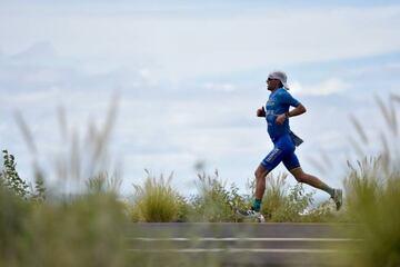 Patrick Lange, corre en cabeza la maratón final.