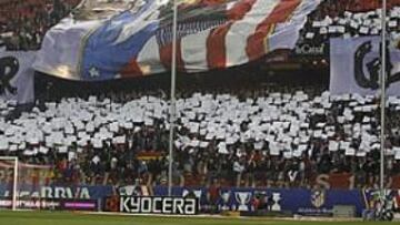 <b>AMBIENTE DE GALA. </b>La afición del Atlético animó a tope a su equipo ante el Barcelona y en el fondo sur del estadio hubo un gran tifo. Los seguidores aplaudieron a su equipo al final del partido, pese a la derrota.