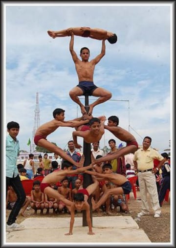 Mallakhamba es un deporte tradicional indio en el que el gimnasta realiza ejercicios, acrobacias, equilibrios... y todo sin bajarse de un poste de madera. 