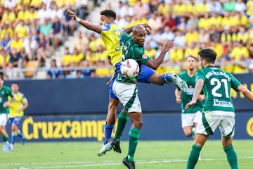 Chris Ramos peleando un balón aéreo con Nando, central del Racing de Ferrol.