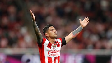 AME4802. GUADALAJARA (MÉXICO), 08/05/2024.- Víctor Guzmán del Guadalajara celebra una anotación ante Toluca este miércoles, durante un partido de los cuartos de final del torneo clausura 2024 de la liga del fútbol mexicano entre Guadalajara y Toluca, disputado en el Estadio Akron en la ciudad de Guadalajara (México). EFE/ Francisco Guasco