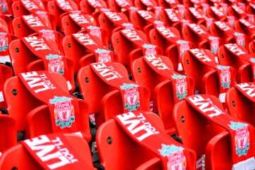 96 pa?uelos de Liverpool colocados para recordar a los que perdieron la vida hace 25 a?os en el desastre de Hillsborough. Antes de la semifinal de la FA Cup entre el Wigan Athletic y el Arsenal en el estadio de Wembley el 12 de abril de 2014 en Londres, Inglaterra.