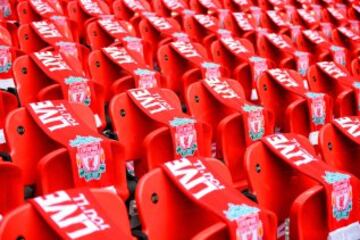 96 pañuelos de Liverpool colocados para  recordar a los que perdieron la vida hace 25 años en el desastre de Hillsborough. Antes de la semifinal de la FA Cup entre el Wigan Athletic y el Arsenal en el estadio de Wembley el 12 de abril de 2014 en Londres, Inglaterra.