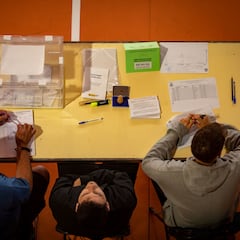 Va a su mesa, cobra, se va a fumar y desaparece