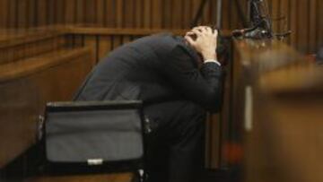 El atleta paral&iacute;mpico sudafricano Oscar Pistorius vomita durante el sexto d&iacute;a de su juicio por el asesinato de su novia, la modelo Reeva Steenkamp, en el Tribunal Superior de Pretoria (Sud&aacute;frica).