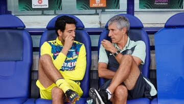 El entrenador del Villarreal, Quique Setién (d), conversa con dani parejo antes del encuentro del grupo C de Liga Conferencia entre el Villarreal CF y el Hapoel Be'er Sheva.