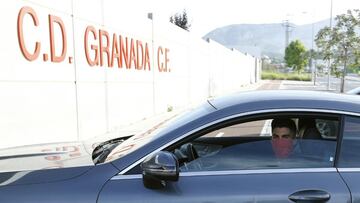 Jugadores del Granada, con mascarilla, accediendo al estadio para someterse a las pruebas.