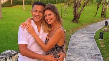 El futbolista chileno Alexis Sánchez abrazado a su novia, la actriz también chilena Mayte Rodríguez.