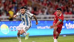 Argentina's Nicolas Ivan Gonzalez (L) and Indonesia's Asnawi Mangkualam Bahar fight for the ball during the international friendly football match between Indonesia and Argentina in Jakarta on June 19, 2023. (Photo by ADEK BERRY / AFP)