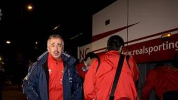 <b>CAMBIARON DE BUS EN TUDELA</b> La expedicion del Sporting llegó a Barcelona con el autocar del club, al que se subieron en Tudela.