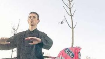 <b>AUTOCONTROL. </b>El Chi Kung, antigua gimnasia china, ayuda a Jon Bru, ciclista profesional del Kaiku, controlar su cuerpo y su mente.