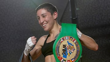 Isabel Rivero sostiene sus cinturones.