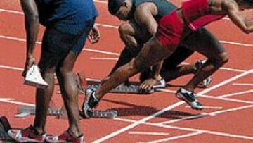 <b>Chandra Sturrup se entrena con los americanos.</b> La bahameña Chandra Sturrup hace una salida de tacos mientras miembros del equipo americano de velocidad se disponen a hacer lo propio.