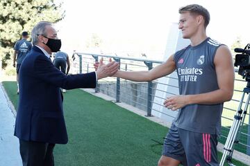 Florentino Pérez greets Odegaard.