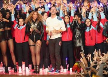 Beyoncé, Chris Martin y Bruno Mars durante su actuación en el descanso de la Super Bowl 50.